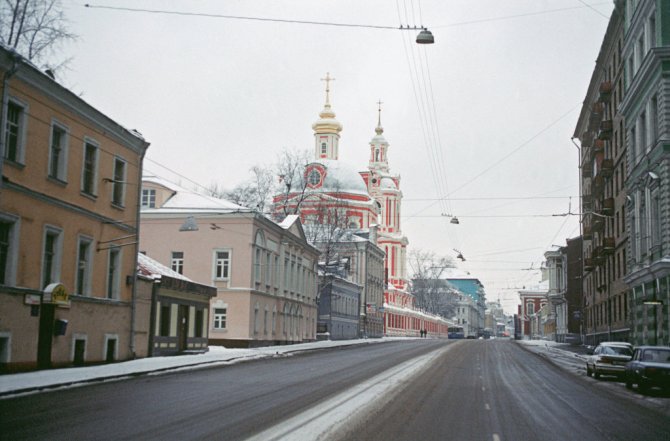 В центре москвы на троллейбусные провода упал балкон :: newsrbk.ru.