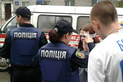 Болельщики украинского Днепра разбили голову девушке бросив в нее вырванное сиденье <nobr>фан-сектора.</nobr> Сиденье Славутич-Арены попало лицо девушке покидавшей стадион. Она получила рассечение и гематому в области левого глаза. Инспекторы отвели ее к патрульному автомобилю оказали первую помощь и вызвали скорую.