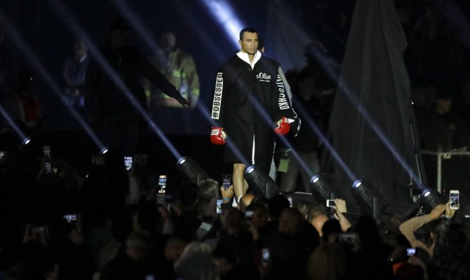 Поединок за звание чемпиона мира по боксу по версиям IBF WBA и IBO между украинцем Владимиром Кличко и британцем Энтони Джошуа завершился победой британского боксера. Джошуа нокаутировал соперника в 11-м раунде.