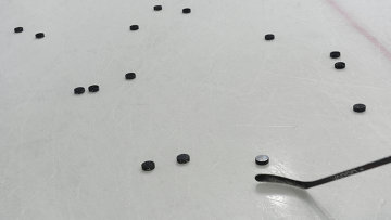 Хоккеист Оливье <span class=error>Маркотт</span> был арестован полицией Квебека во время матча после того как плюнул в лицо судье сообщает CBC.