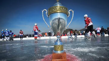 Валерий Каменский потрясен ощущениями от матча на льду озера Байкал - Фото