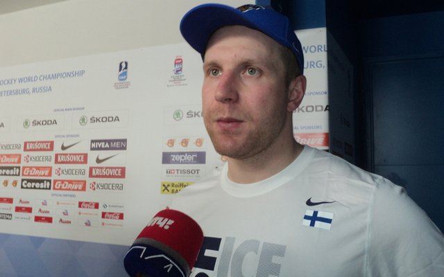 Нападающий сборной Финляндии Лео Комаров рассказал что первая игра на чемпионате мира всегда бывает тяжёлой.