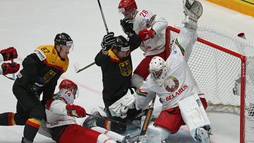 Игроки сборной Белоруссии слишком много времени проводят в своей зоне в матчах чемпионата мира поэтому не могут показывать свой хоккей заявил защитник Олег <span class=error>Евенко</span>.