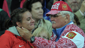 Двукратная олимпийская чемпионка в прыжках с шестом Елена Исинбаева планировала после трех стартов в зимнем сезоне поехать долечивать старую травму <span class=error>ахилла</span> но повреждение застигло ее врасплох заявил тренер спортсменки Евгений Трофимов.