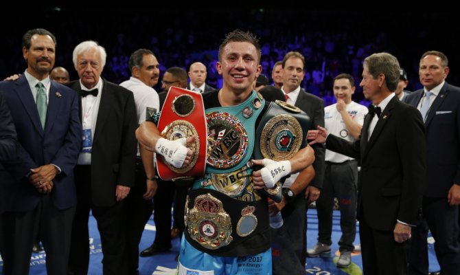 Компания Golden Boy Promotions представила короткие видеоролики с открытых тренировок <span class=error>Сауля</span> Альвареса и чемпиона мира в среднем весе по версиям IBF/IBO/WBA/WBC Геннадия <span class=error>Головкина</span> состоявшихся 28 августа в <nobr>Лос-Анджелесе</nobr> (штат Калифорния США).