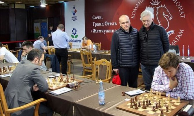 Предприниматель Геннадий Тимченко посетил командный чемпионат России в Сочи. Президент <span class=error>РШФ</span> Андрей <span class=error>Филатов</span> познакомил его с организацией турнира.