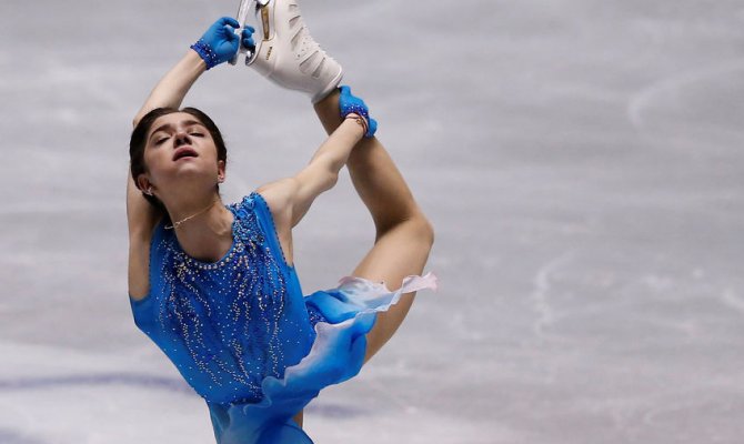 Во второй день командного чемпионата мира по фигурному катанию в Токио сборная России потеряла перво место которое она делила с хозяевами соревнований и опустилась на третью позицию пропустив вперед сборные Японии и США. Евгения <span class=error>Медведева</span> установившая в первый день рекорд мира в короткой программе выступит с произвольной в заключительный третий день чемпионата.