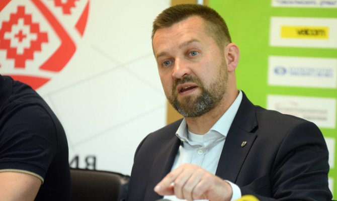 В конференц-зале ФХРБ 20 мая прошла встреча представителей СМИ с председателем организации Игорем Рачковским главным тренером национальной сборной Дэйвом Льюисом и игроками Андреем Стасем и Евгением Лисовцом. Говорили о многом: о козлах и стукачах-полицаях о том что КХЛ-овцы много трудятся и мало отдыхают что проигрыш венграм — дно но 12-е место на ЧМ — не трагедия. Заходите внутри много интересного!