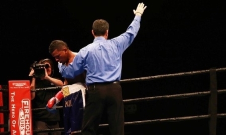 Как информирует Boxingnews24.com соперник казахстанского боксёра Каната Ислама колумбиец Хуан Де <span class=error>Анхель</span> получил травму в их очной встрече на ринге сообщает Sports.kz.