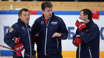 Сборная России по хоккею в первом матче чемпионата мира с командой Чехии может использовать одного из защитников в нападении для того чтобы сыграть в четыре полноценных звена заявил тренер национальной команды <span class=error>Харийс</span> Витолиньш.