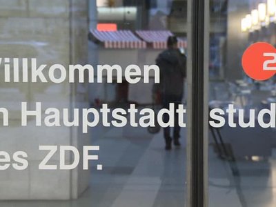 Немецкое юмористическое шоу Heute <span class=error>Show</span> на канале ZDF осветило скандал с допингом развернувшийся вокруг российских спортсменов. Ведущие вышли на связь с корреспондентом который находится в странной <span class=error>гослаборатории</span> в Москве.