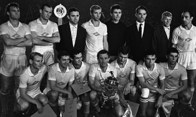 Команда московского Спартака - обладатель Кубка СССР по футболу 1963 года. (Стоят слева направо) А. Солдатов В. Дикарев Н. Симонян А. Корнеев В. Маслаченко Н. Старостин Н. Дементьев А. Крутиков. (сидят слева направо) В. Рейнгольд Ю. Фалин Г. Логофет И. Нетто Ю. Севидов Г. Хусаинов В. Амбарцумян.