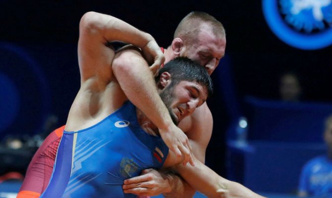На чемпионате мира в Париже российские борцы впервые не сумели завоевать ни одной золотой медали.