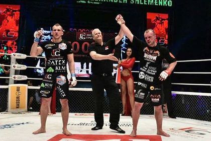 Бывший чемпион по смешанным единоборствам по версии Bellator Александр <span class=error>Шлеменко</span> вышел в финал <nobr>Гран-при </nobr>смешанных единоборств M1 Challenge в среднем весе одержав победу над соотечественником Вячеславом Василевским раздельным решением судей. В другом бою вечера россиянин Александр Волков победил эстонца Дениса Смолдарев.