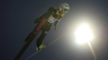 Японка <span class=error>Сара</span> Таканаси одержала победу на этапе Кубка мира по прыжкам на лыжах с трамплина в Оберстдорфе (Германия).