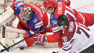 Защитник сборной России по хоккею Алексей <span class=error>Емелин</span> был удален до конца матча чемпионата мира с командой Латвии за атаку форварда латвийцев <span class=error>Микса</span> Индрашиса.