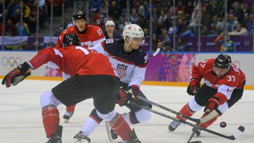 Перекупщики просят до десяти тысяч рублей за билет на матч чемпионата мира по хоккею между сборными Канады и США.