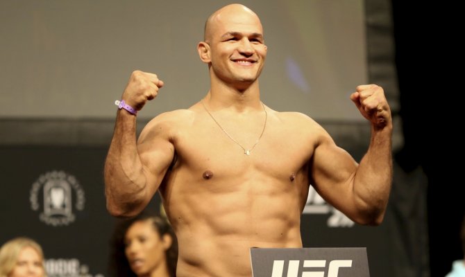 Антидопинговое агентство США проинформировало UFC о возможном нарушении Джуниором <span class=error>дос</span> <span class=error>Сантосом</span> антидопинговых правил организации.