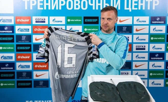 Вратарь Зенита Вячеслав Малафеев включён в Зал славы петербургского клуба сообщает <nobr>пресс-служба</nobr> <nobr>сине-бело-голубых.</nobr>