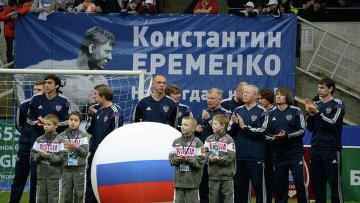 Сборная России нанесла поражение сборной звезд футбола в матче ветеранского турнира Кубок легенд имени Константина <span class=error>Еременко</span> который проходит в Москве.