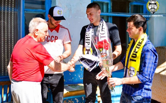 Футболисты и сотрудники футбольного клуба Торпедо Армавир посетили и поздравили с Днём Победы ветеранов Великой Отечественной войны.