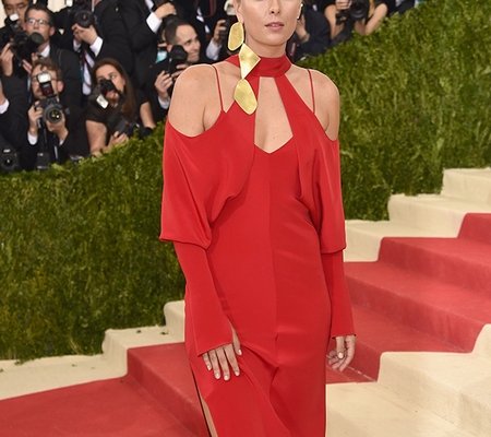 Россиянка Мария Шарапова и датчанка Каролина Возняцки посетили Met Gala — ежегодный приём организуемый редактором Vogue Анной Винтур в <nobr>Нью-Йорке</nobr> сообщает официальный сайт тура.
