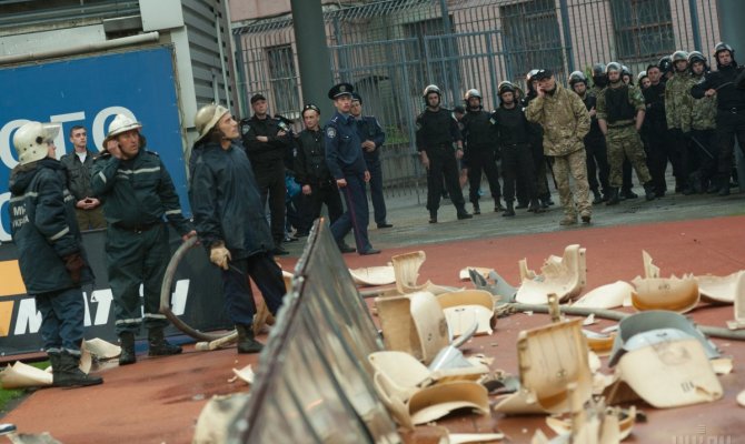 Болельщики сломали 180 кресел на Славутич-Арене в Запорожье после повторного матча ½ финала Кубка Украины по футболу между ФК Заря (Луганск) и ФК Днепр (Днепропетровск) 11 мая 2016 г.