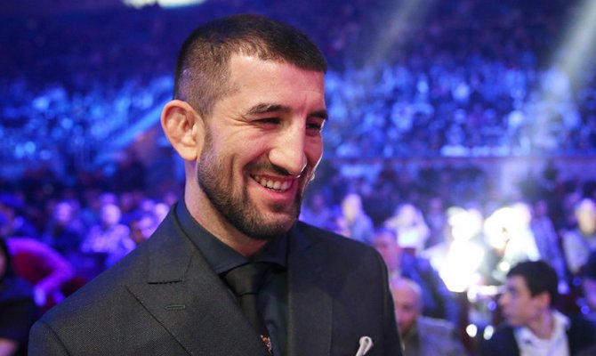 Известный российский спортсмен упал с велосипеда и серьезно повредил плечо.