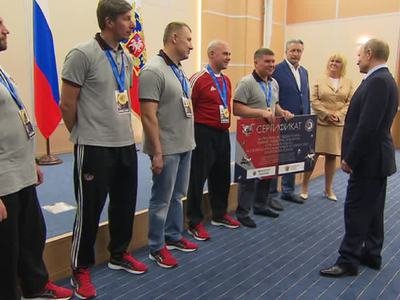 Владимир <span class=error>Путин</span> отметил успехи российской сборной на чемпионате мира по хоккею. Об этом он сказал на встрече с победителями Всероссийского хоккейного фестиваля среди любительских команд. Обладателем главного трофея Ночной хоккейной лиги в 2016 году стала команда из Екатеринбурга.