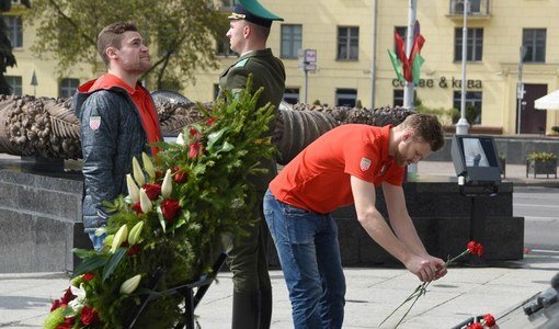 Перед отлетом на чемпионат мира белорусские хоккеисты традиционно возлагают на площади Победы цветы к обелиску в честь советских воинов принимавших участие в Великой Отечественной войне. А журналисты воспользовались последней возможностью поговорить с игроками и <span class=error>Дэйвом</span> <span class=error>Льюисом</span> перед отлетом в Россию.