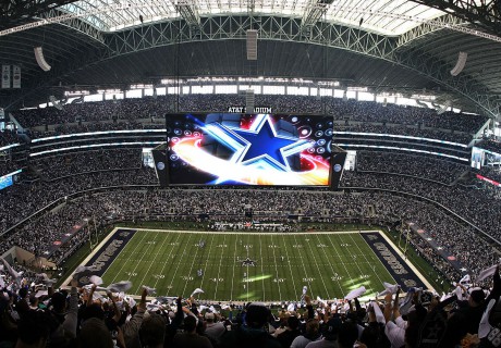 Вместимость AT&T Stadium составляет 80 тысяч зрителей.