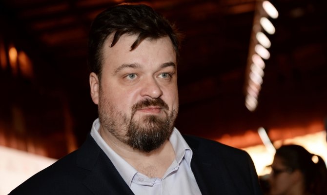 Василий Уткин устроился на работу в газету Советский спорт. В микроблоге в Twitter он опубликовал пропуск в редакцию на фоне первой полосы еженедельник Советский спорт. Футбол. Чем конкретно он займется в издании журналист не пояснил. В начале марта Уткин начал комментировать футбольные матчи на канале Eurosport.