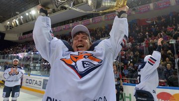Магнитогорский хоккейный клуб Металлург продлил контракт с двукратным чемпионом мира нападающим Александром <span class=error>Семиным</span> заявил агентству Р-Спорт президент клуба Виктор <span class=error>Рашников</span>.