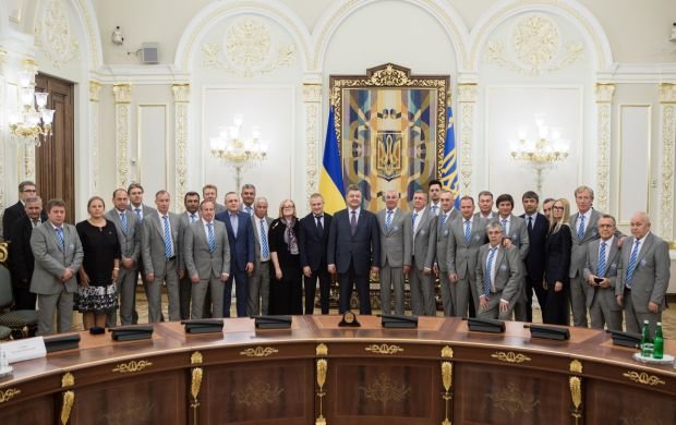 Президент Украины Петр <span class=error>Порошенко</span> вручил государственные награды футболистам команды Динамо (Киев) которые завоевали Кубок обладателей кубков <span class=error>УЕФА</span> в сезоне 1985−86 годов.