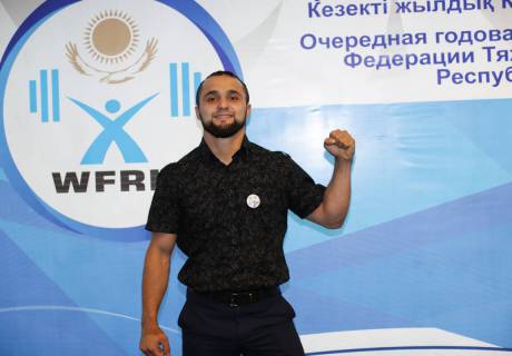 Олимпийский чемпион проходит подготовку к чемпионату мира по тяжелой атлетике.