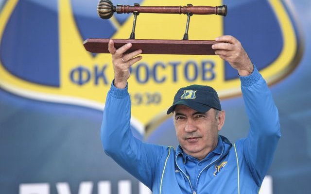 Болельщики подарили Бердыеву булаву и сердце - Фото