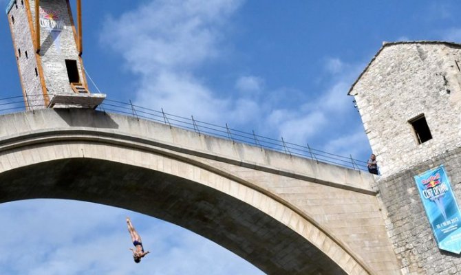Дебютант серии Red <span class=error>Bull</span> Cliff Diving Никита Федотов завершил выступления в <span class=error>Мостаре</span> сенсацией.