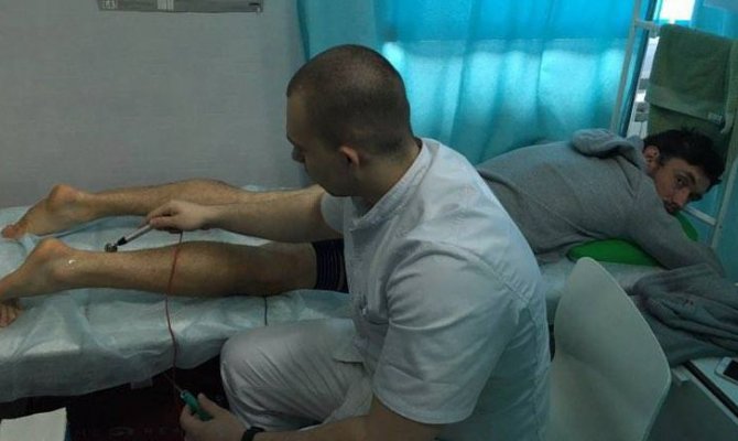 Защитник Зенита Юрий Жирков который <nobr>из-за </nobr>травмы не был включен в заявку сборной России на <span class=error>Euro</span>-2016 в эти дни проходит лечение по поводу давно беспокоящего его повреждения <span class=error>ахилла</span>.