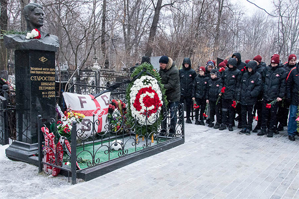 Сегодня руководители и ветераны нашего клуба вместе с воспитанниками спартаковской академии посетили Ваганьковское кладбище где почтили память основателя клуба Николая Старостина который ушёл из жизни ровно 20 лет назад.