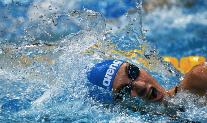После завершения программы 13-го дня чемпионата мира по водным видам спорта в Будапеште сборная России несмотря на отсутствие наград в среду сохранила второе место в общекомандном зачете. Впереди Китай с 12-ю золотыми медалями у россиян восемь наград высшей пробы следом идет сборная США у которой на одно золото меньше.