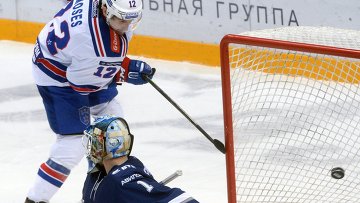 Хоккеисты <nobr>санкт-петербургского </nobr><span class=error>СКА</span> стали строже играть в защите в серии второго раунда <nobr>плей-офф </nobr><span class=error>КХЛ</span> против московского Динамо считает форвард команды <span class=error>Стив</span> <span class=error>Мозес</span>.
