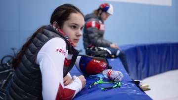 Лидер сборной России по <nobr>шорт-треку </nobr>Софья <span class=error>Просвирнова</span> восстановившаяся после травмы заявила агентству Р-Спорт что вопрос ее участия на чемпионате мира в Сеуле будет решен после того как главный тренер национальной команды Себастьян <span class=error>Крос</span> оценит ее состояние на льду.