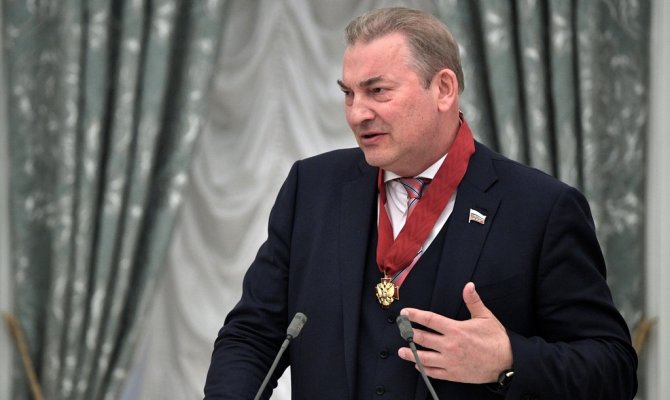 Выступающему в НХЛ российскому хоккеисту Александру Овечкину нужно смириться с тем что он не сможет участвовать в Олимпиаде-2018 и продолжить играть за Вашингтон заявил глава Федерации хоккея России Владислав Третьяк.