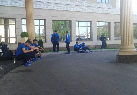 Игроки больше получаса ждут автобуса.