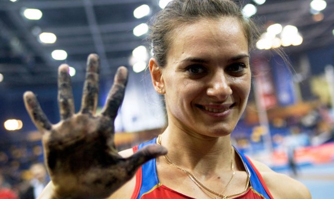 Международная ассоциация легкоатлетических федераций (IAAF) отказала всем российским легкоатлетам в том числе и прыгунье с шестом Елене Исинбаевой за исключением Дарьи Клишиной в допуске к участию в Олимпийских играх и в других международных соревнованиях заявил агентству 'Р-Спорт' тренер Исинбаевой Евгений Трофимов.